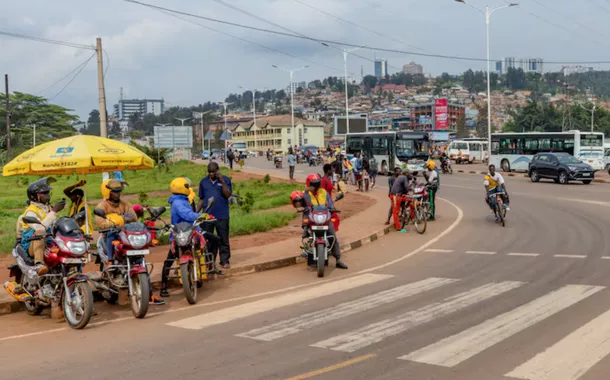Motoristas e motociclistas trafegam por uma rua em Kigali, Ruanda, em 26 de abril de 2024