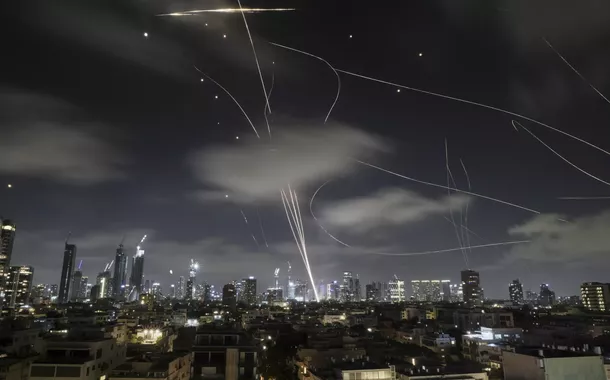Irã intensifica ataques a Israel