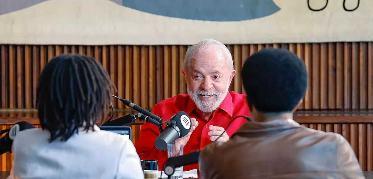 Lula em entrevista ao rapper Mano Brown e à jornalista Semayat Oliveira, no podcast Mano a Mano