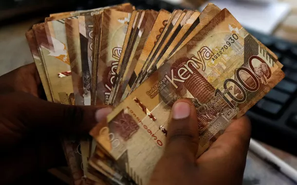 Notas da moeda queniana são retratadas dentro de uma cabine de caixa em uma agência do Equity Bank enquanto o Equity Group Holdings divulga seus resultados do primeiro trimestre de 2023 em Nairóbi, Quênia, 16 de maio de 2023. 