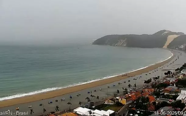Praia de Ponta Negra, em Natal (RN), sofre com alagamentos da faixa de areia após obra de engorda  