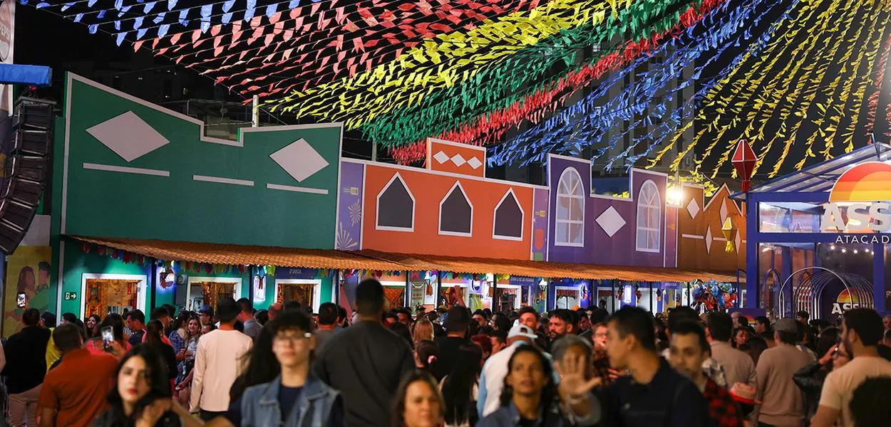Público durante o São João de Campina Grande (PB), na Praça do Povo, centro da cidade