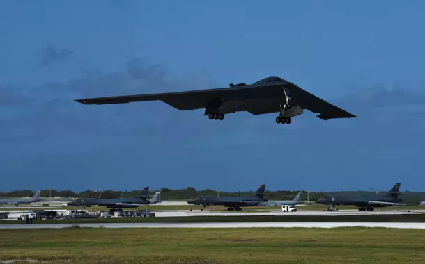 Bombardeiros B-2 são mobilizados pelos EUA enquanto Trump ameaça atacar o Irã