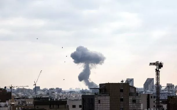 Tel Aviv é atingida por mísseis iranianos e ao menos 23 ficam feridos