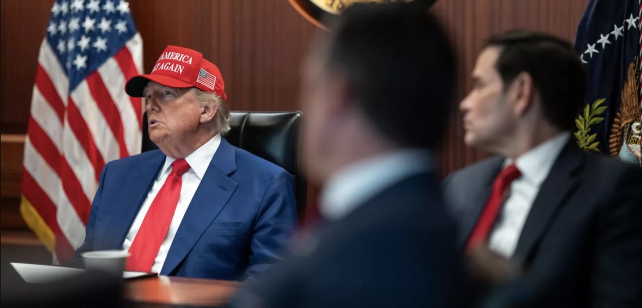 Donald Trump na sua sala de guerra