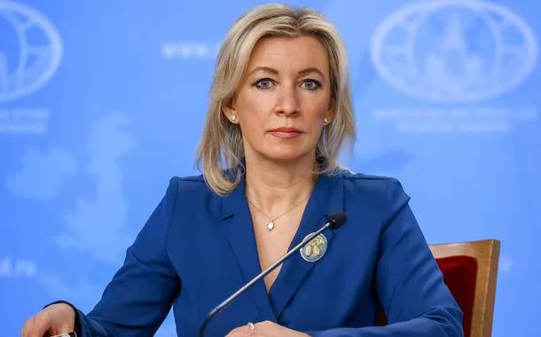Zakharova aponta “histeria que beira a loucura” na mídia ocidental após encontro Trump-Putin