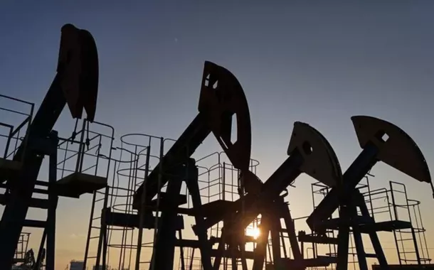 Preço do petróleo dispara com temor de retaliação iraniana após ataques dos EUA