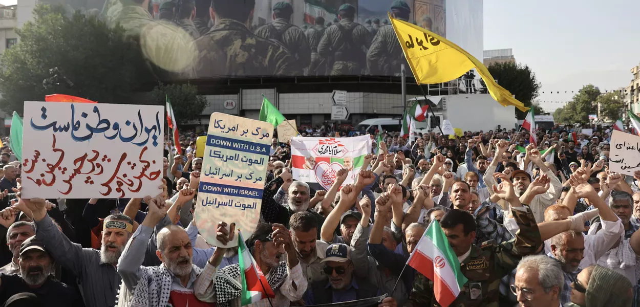 Iranianos protestam contra a agressão dos Estados Unidos e de Israel