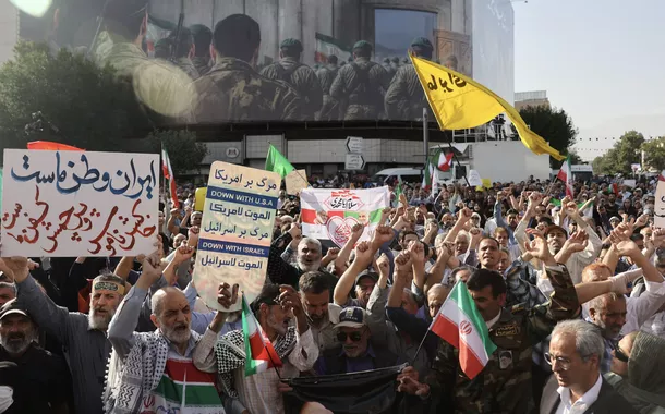 Iranianos protestam contra a agressão dos Estados Unidos e de Israel