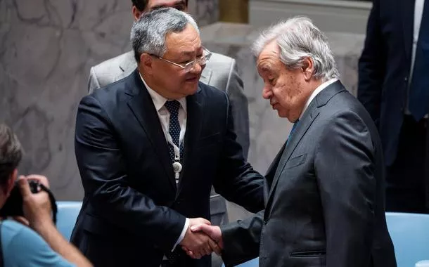 Secretário-geral, da ONU, António Guterres, cumprimenta embaixador da China na ONU, Fu Cong, antes de reunião do Conselho de Segurança da entidade em Nova York
22/06/2025