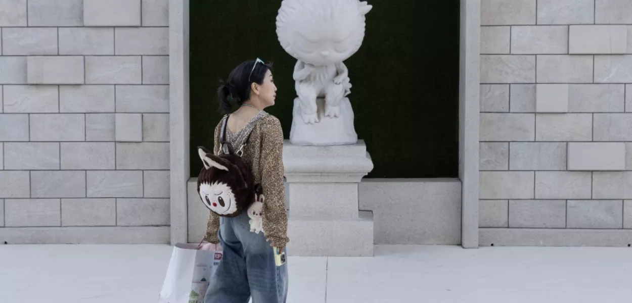 Mulher caminha com acessórios Labubu na China