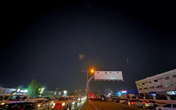 Traços são vistos no céu após Forças Armadas do Irã afirmarem que atacarem base militar norte-americana de Al Udeid, localizada em Doha, no Catar
23/06/2025 