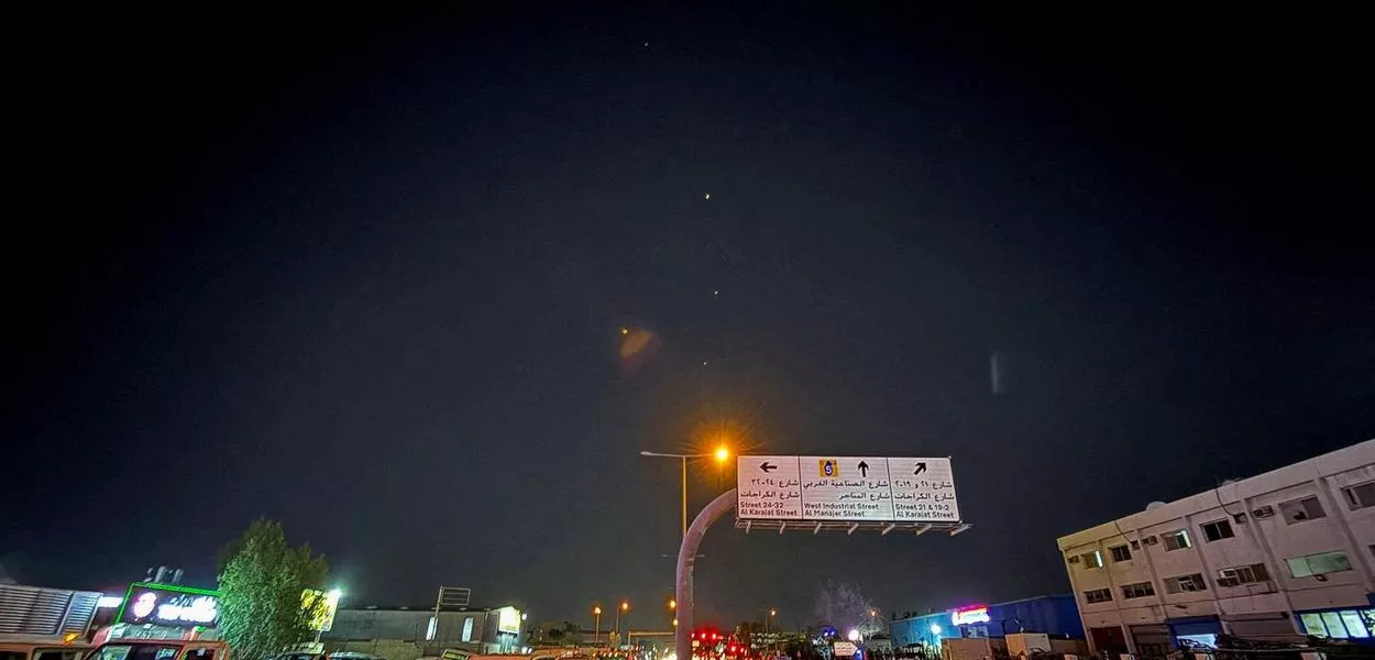 Mísseis interceptores são disparados após Forças Armadas do Irã atacarem base norte-americana de Al Udeid, localizada em Doha, no Catar
23/06/2025