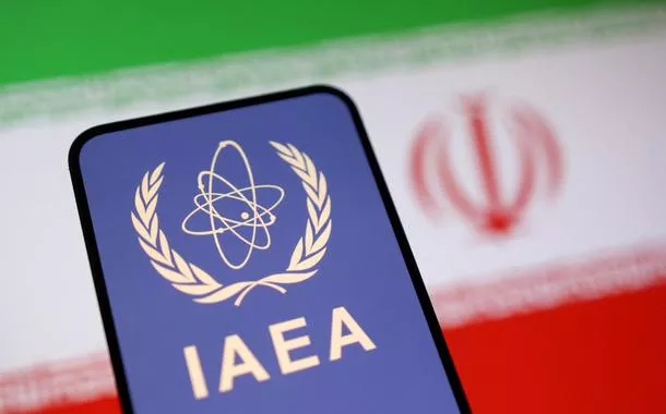 Foto ilustrativa mostra logotipo da AIEA e a bandeira iraniana
16/06/2025
