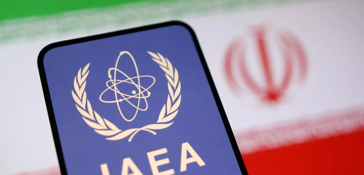 Foto ilustrativa mostra logotipo da AIEA e a bandeira iraniana
16/06/2025
