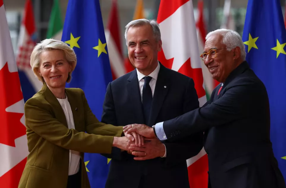 A presidente da Comissão Europeia, Ursula von der Leyen, e o presidente do Conselho Europeu, Antonio Costa, recebem o primeiro-ministro canadense, Mark Carney, para uma cúpula UE-Canadá em Bruxelas, Bélgica, em 23 de junho de 2025