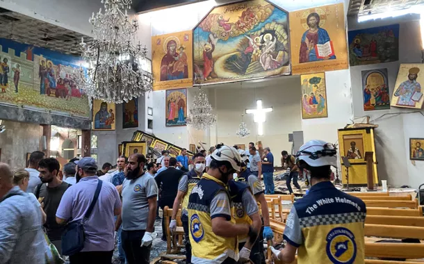 Pessoas e membros da defesa civil inspecionam os danos após uma explosão que abalou a Igreja Mar Elias, de acordo com testemunhas, no bairro de Dweila, em Damasco, Síria, em 22 de junho de 2025