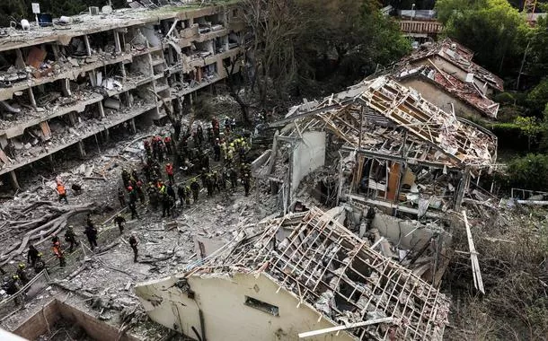 Equipes de resgate e segurança trabalham em local afetado após ataque retaliatório de mísseis do Irã, em Tel Aviv - 22/06/2025