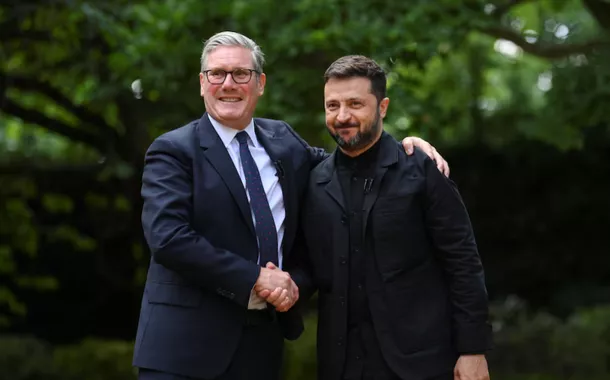 O primeiro-ministro britânico Keir Starmer aperta a mão do presidente ucraniano Volodymyr Zelenskiy em Downing Street, em Londres, Grã-Bretanha, em 23 de junho de 2025