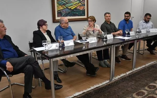 Prefeita Margarida Salomão (à quarta da esq. para a dir.)