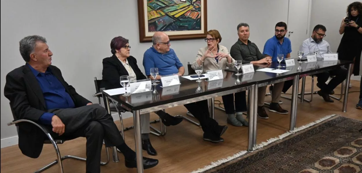 Prefeita Margarida Salomão (à quarta da esq. para a dir.)