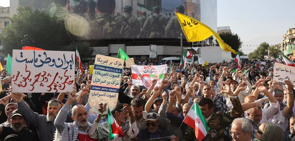 Pessoas protestam em Teerã contra ataques dos Estados Unidos a instalações nucleares iranianas - 22/06/2025 