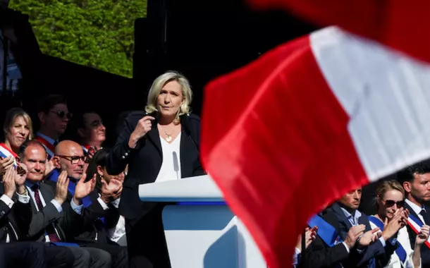 A líder de extrema direita francesa Marine Le Pen discursa em um comício em seu apoio, após apelos por uma mobilização pacífica após a condenação de Marine Le Pen por desvio de fundos da UE, o que resultou em sua proibição de concorrer a cargos públicos por cinco anos, em Paris, França, em 6 de abril de 2025