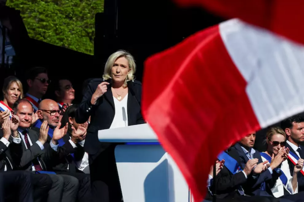 A líder de extrema direita francesa Marine Le Pen discursa em um comício em seu apoio, após apelos por uma mobilização pacífica após a condenação de Marine Le Pen por desvio de fundos da UE, o que resultou em sua proibição de concorrer a cargos públicos por cinco anos, em Paris, França, em 6 de abril de 2025