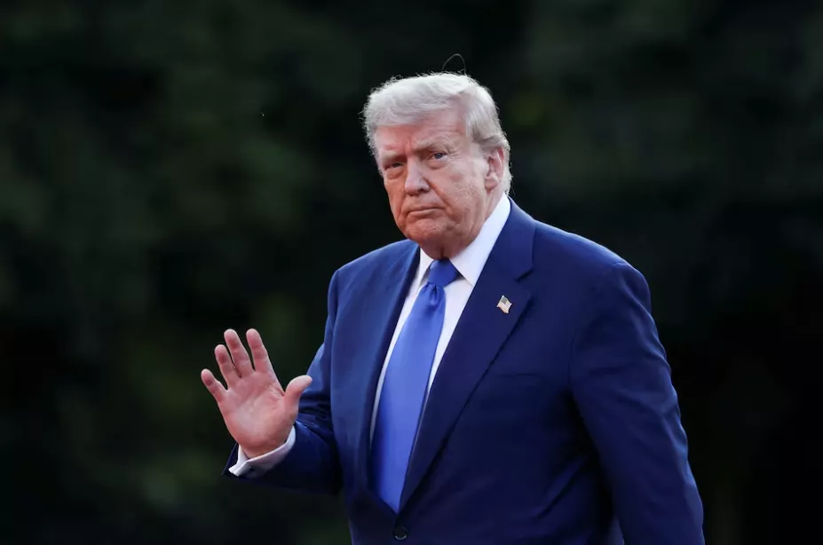 O presidente dos EUA, Donald Trump, chega a um jantar para chefes de estado e de governo da OTAN oferecido pelo rei holandês Willem-Alexander e pela rainha holandesa Máxima, à margem de uma cúpula da OTAN, no Palácio Huis ten Bosch em Haia, Holanda, em 24 de junho de 2025