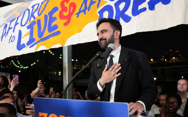 Zohran Mamdani gesticula enquanto fala durante uma festa de observação para sua eleição primária, que inclui sua tentativa de se tornar o candidato democrata para prefeito da cidade de Nova York na próxima eleição de novembro de 2025, na cidade de Nova York, EUA, 25 de junho de 2025