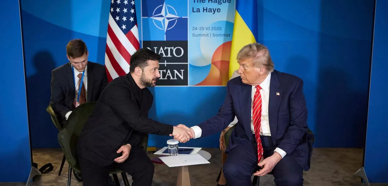 Presidentes da Ucrânia, Volodymyr Zelensky, e dos EUA, Donald Trump, cumprimentam-se durante reunião em meio à cúpula da Otan em Haia, na Holanda - 25/06/2025 