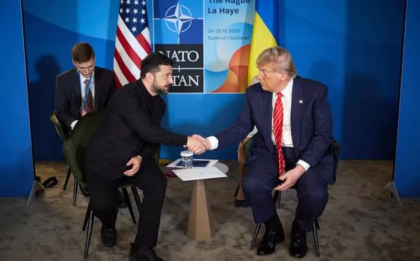 Presidentes da Ucrânia, Volodymyr Zelensky, e dos EUA, Donald Trump, cumprimentam-se durante reunião em meio à cúpula da Otan em Haia, na Holanda - 25/06/2025 