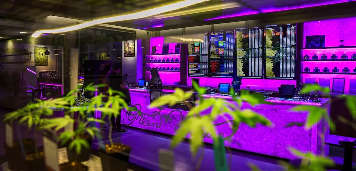 Clientes compram cannabis em uma loja especializada na Rua Sukhumvit, um dos pontos turísticos mais populares de Bangcoc, Tailândia