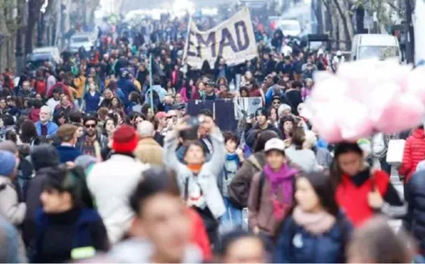 Trabalhadores e aposentados protestam contra políticas de arrocho de Javier Milei 