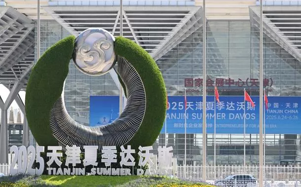 Premiê chinês discursa na abertura do Fórum Davos de Verão 2025 em Tianjin