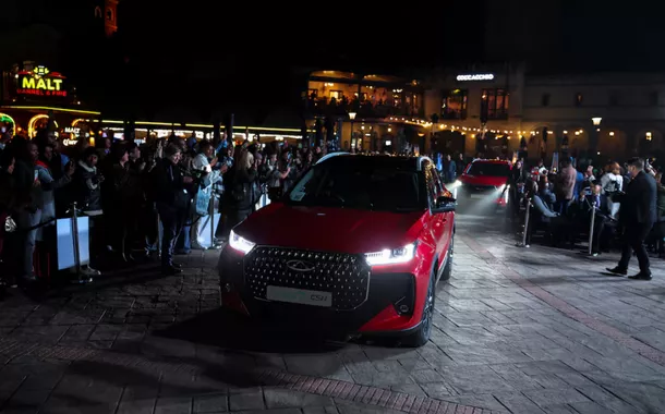 Os modelos Tiggo 8 e Tiggo 9 são exibidos durante o lançamento da nova linha de carros Super Hybrid (CSH) da Chery no Montecasino em Joanesburgo, África do Sul, em 20 de junho de 2025