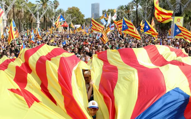 Manifestantes pró-independência seguram uma grande Estelada (bandeira separatista catalã) durante uma manifestação no dia nacional da Catalunha, "La Diada", em Barcelona, ​​Espanha, 11 de setembro de 2024