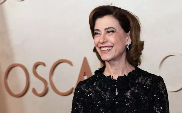 Fernanda Torres posa no tapete vermelho durante as chegadas da cerimônia da 97ª edição do Academy Awards em Hollywood, Los Angeles, Califórnia, EUA, em 2 de março de 2025