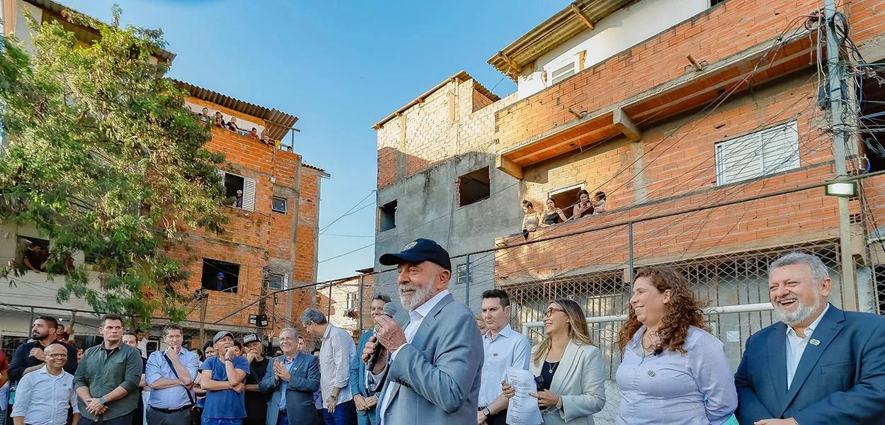 Lula com outras lideranças e moradores da Favela do moinho