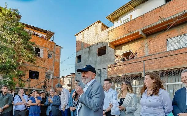 Lula com outras lideranças e moradores da Favela do moinho