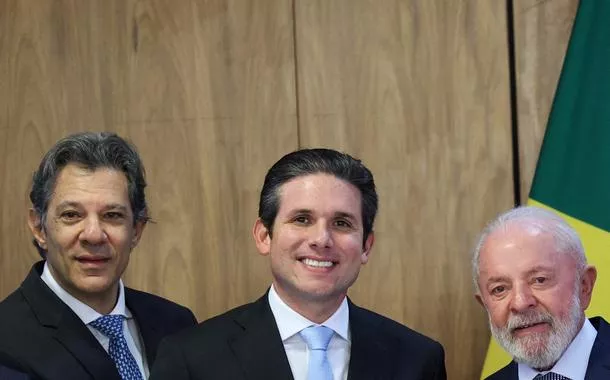 Ministro da Fazenda, Fernando Haddad, (esquerda), presidente da Câmara dos Deputados, Hugo Motta (centro), e presidente Luiz Inácio Lula da Silva (direita) posam para foto após reunião - 18/03/2025
