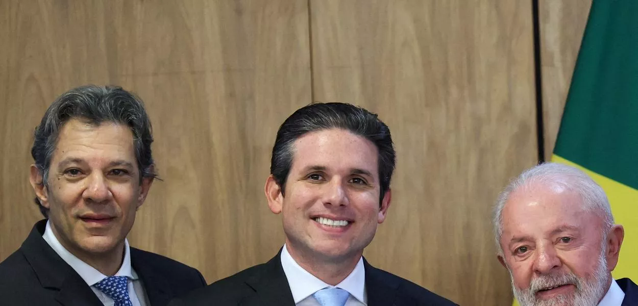 Ministro da Fazenda, Fernando Haddad, (esquerda), presidente da Câmara dos Deputados, Hugo Motta (centro), e presidente Luiz Inácio Lula da Silva (direita) posam para foto após reunião - 18/03/2025