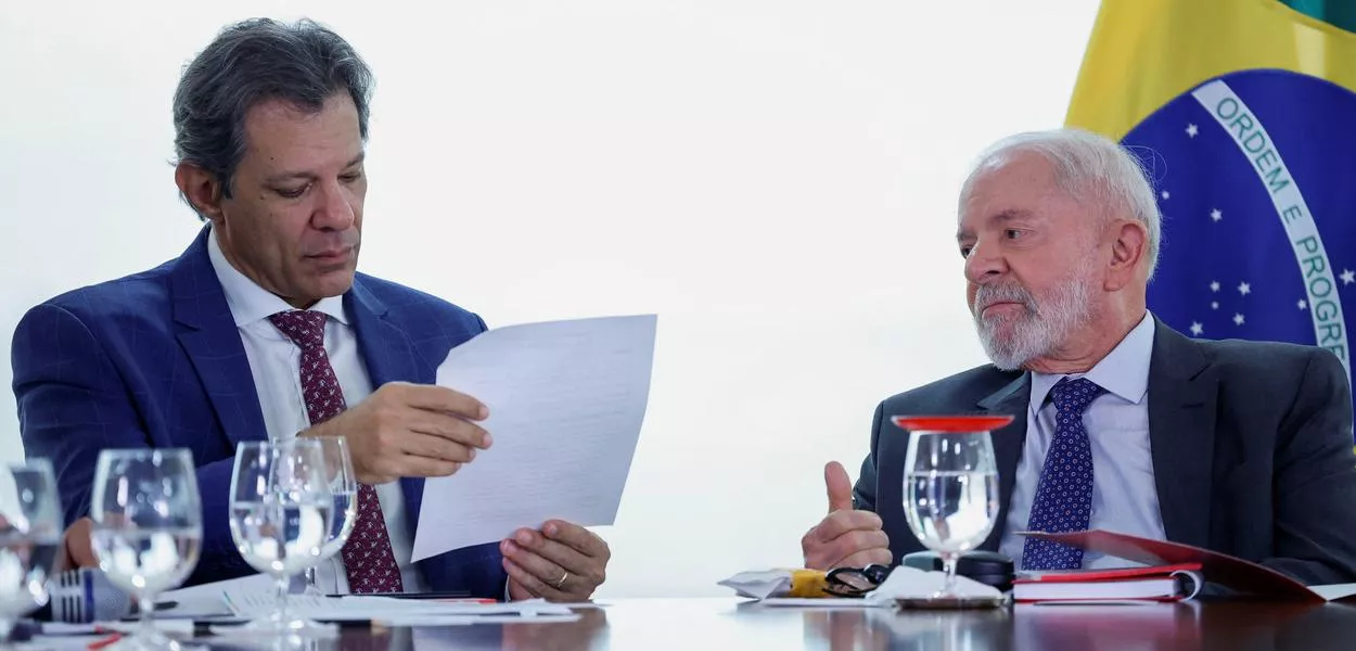 Presidente Luiz Inácio Lula da Silva e ministro da Fazenda, Fernando Haddad, participam de cerimônia no Palácio do Planalto, em Brasília - 27/11/2024
