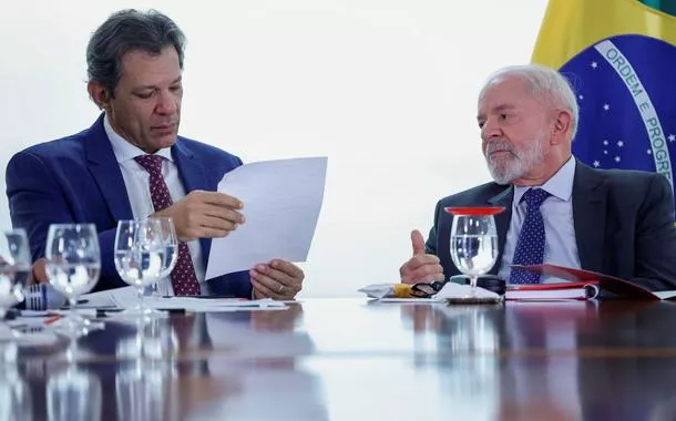 Presidente Luiz Inácio Lula da Silva e ministro da Fazenda, Fernando Haddad, participam de cerimônia no Palácio do Planalto, em Brasília - 27/11/2024
