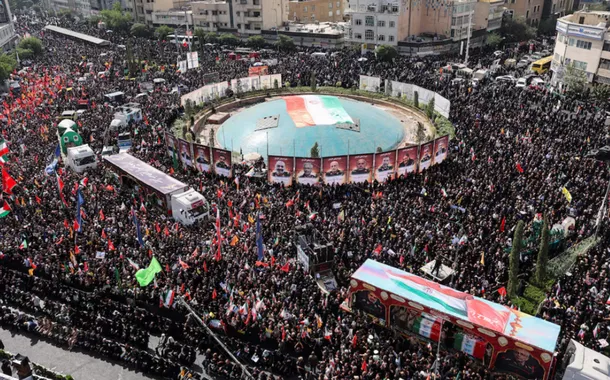Irã realiza funeral de importantes comandantes militares e cientistas assassinados por Israel
