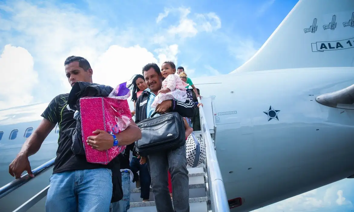 Venezuelanos desembarcam de avião 