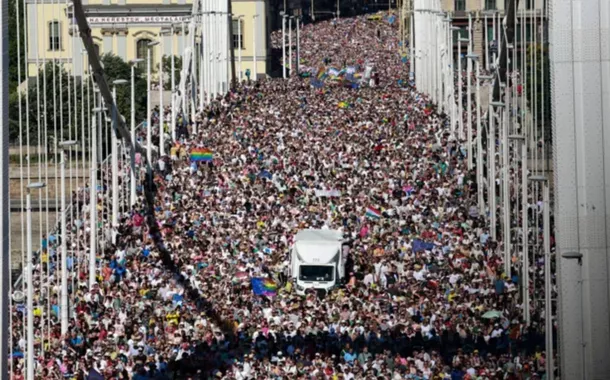 Parada LGBT+ em Budapeste desafia proibição e reúne 200 mil pessoas