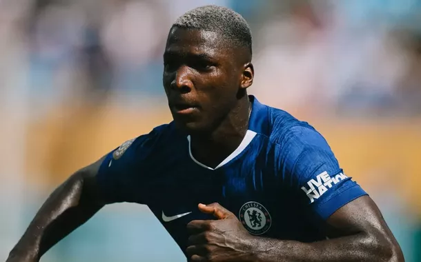 Moisés Caicedo na partida entre Chelsea e Benfica