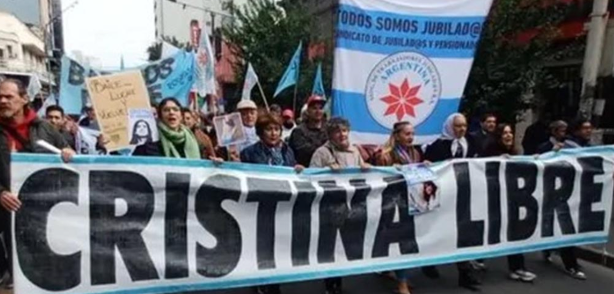 Milhares vão às ruas e apoiam candidatura de Cristina Kirchner na Argentina