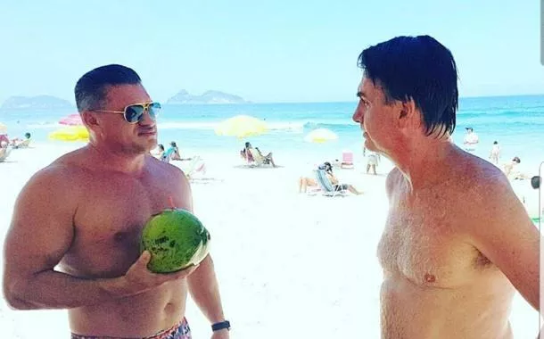 Julian e Bolsonaro, em encontro na praia, antes do episódio da facada